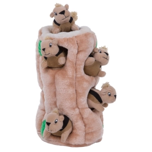 Outward Hound Hide A Squirrel XL – plyšový interaktívny hlavolam pre psov, veveričky v kmeni